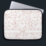 Girly Ro Gold Foil Triangular Geometric Monogram Laptop Fodral<br><div class="desc">Girly Ro Gold Foil Triangular Geometric Monogram Laptop sleeve. Enkel att anpassa med text,  typsnitt och färg. Skapat av Zazzle pro designer BK Thompson © exklusivt för Cedar and String. Kontakta oss om du behöver hjälp med designen.</div>