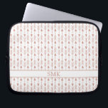 Girly Ro Gold Foil Tribal Arrows Monogram Laptop Fodral<br><div class="desc">Girly Ro Gold Foil Tribal Mönster Monogram Laptop sleeve. Enkel att anpassa med text,  typsnitt och färg. Skapat av Zazzle pro designer BK Thompson © exklusivt för Cedar and String. Kontakta oss om du behöver hjälp med designen.</div>