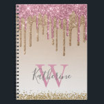 Girly Ro Guld Glitter driver Monogram om Anteckningsbok<br><div class="desc">Modern, giftig ro guld glitter droppar på den bärbara datorn spiral i guld och brunt vitt, berggrund. Den här utformningen har rosa ros guld och mörk gult guld gnistra glitter på guld och brunt vitt berggrund med namn och monografisk textmall. Vid grund, guld, glitter konetti gräns. Perfekt femininin-gåva till födelsedagsfest,...</div>
