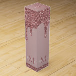 Girly Ro Guld Gnistra Glitter driver Monogram Presentask För Vinflaska<br><div class="desc">Girly Ro Guld Gnistra Glitter driver Monogram Vin Box med mode faux rosa/ro guld glitter droppar i chic på anpassningsbarnas bakgrund med namnens monogram och . Underbar för din födelsedag, bachelorette-fest, eller bara för alla som kärlek den lyxglam livsstilen. Perfekt för din lyxestetik! Kontakta oss på cedarandstring@gmail.com om du behöver...</div>