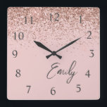 Girly Ro Guld  Rosa Glitter Monogram Fyrkantig Klocka<br><div class="desc">Girly Ro Guld -  Rosa Gnistra Glitter Skript Monogram Namn Clock. Det gör perfekten söt 16-årsjubileum,  bröllop,  möhippa,  årsdag,  babydusch eller bachelorette-fest för någon som glam lyxen och chic stilar i kärlek.</div>