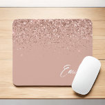 Girly Ro Guld -  Rosa Glitter Monogram Mous Musmatta<br><div class="desc">Ro Guld -  Rosa Gnistra Glitter Brushed Metall Monogram Namn och Initial Mousepad (musknapp). Det gör perfekten söt 16-årsjubileum,  bröllop,  möhippa,  årsdag,  babydusch eller bachelorette-fest för någon som glam lyxen och chic stilar i kärlek.</div>