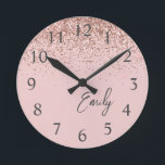 Girly Ro Guld  Rosa Glitter Monogram Rund Klocka<br><div class="desc">Girly Ro Guld  Rosa Gnistra Glitter Brushed Script Monogram Namn Clock. Det gör perfekten söt 16-årsjubileum,  bröllop,  möhippa,  årsdag,  babydusch eller bachelorette-fest för någon som glam lyxen och chic stilar i kärlek.</div>