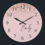 Girly Ro Guld  Rosa Glitter Monogram Stor Klocka<br><div class="desc">Girly Ro Guld  Rosa Gnistra Glitter Brushed Script Monogram Namn Clock. Det gör perfekten söt 16-årsjubileum,  bröllop,  möhippa,  årsdag,  babydusch eller bachelorette-fest för någon som glam lyxen och chic stilar i kärlek.</div>