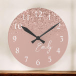 Girly Ro Guld  Rosa Glitter Monogram Stor Klocka<br><div class="desc">Girly Ro Guld  Rosa Gnistra Glitter Brushed Script Monogram Namn Clock. Det gör perfekten söt 16-årsjubileum,  bröllop,  möhippa,  årsdag,  babydusch eller bachelorette-fest för någon som glam lyxen och chic stilar i kärlek.</div>