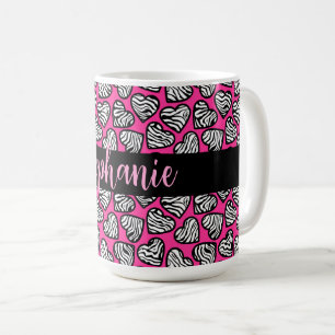 Girly rosa black and white zebra-hjärtan med namn kaffemugg