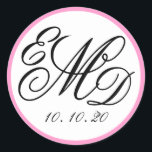 Girly Rosa, Black Three Initialer Monogram Bröllop Runt Klistermärke<br><div class="desc">Enkelt skript med elegant i svart och vit logotyp med tre brev monogram med bröllop datum på en rosa bakgrund färg. Använda de här snyggtarna för att spara datumklistermärken, bröllopsetiketter eller som kuvertförseglingar som extra tryck. Kontakta luxuryweddinginvitations@gmail.com om du vill ha mer initialer, färg eller hjälp med att utforma din...</div>