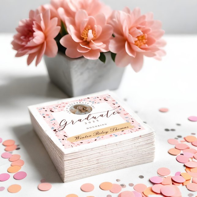 Girly Rosa & Blue Terrazzo Photo Studentfest Pappersservett (Girly Pink & Blue Terrazzo Photo Graduation Party Napkins)