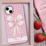 Girly Rosa Bow Gingham Play Personlig<br><div class="desc">Rosa, vallmo och personlig! Den giglila iphone case har en rosa bog på gingham, med ägarna namn skrivna med söt handskriven stil. Designad för iPhone 14 Plus men passar många andra modeller. Om du väljer en annan modell kontrollerar du att designen fortfarande ser underbar ut i förhandsvisningen och om det...</div>