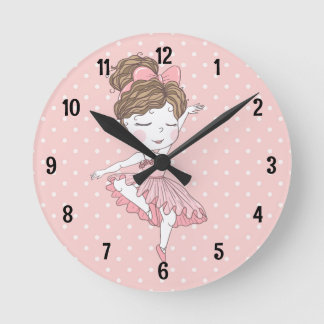 Girly rosa polka dot ballerina rund klocka