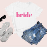 Girly Rosa Retro Modern Bride Bachelorette T Shirt<br><div class="desc">Roligt,  flirtig rosa med enkelt lodrät blockering av brev till ge till varje gäst på bachelorette-partiet. Söt är för din favoritbridknapp! Säg mig om du vill att något annat än det du ser här-lycklig ska skapa anpassningsbar åt dig.</div>