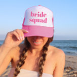Girly Rosa Retro Modern Bride Squad Bachelorette Keps<br><div class="desc">Roligt,  flirtig rosa med enkelt lodrät blockering av brev till ge till varje gäst på bachelorette-partiet. Söt är för din favoritbridknapp! Säg mig om du vill att något annat än det du ser här-lycklig ska skapa anpassningsbar åt dig.</div>
