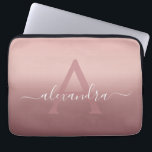 Girly Rosa ros Guld Mongram Ombre Gradient Laptop Fodral<br><div class="desc">Girly Rosa ros Mongram Ombre Gradient Elegant Monogram bärbar dator Fodral. Det här monogrammade fodral kan anpassas så att det omfattar ditt första och första namn.</div>