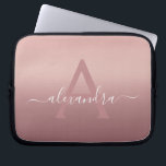 Girly Rosa ros Guld Mongram Ombre Gradient Laptop Fodral<br><div class="desc">Girly Rosa ros Mongram Ombre Gradient Elegant Monogram bärbar dator Fodral. Det här monogrammade fodral kan anpassas så att det omfattar ditt första och första namn.</div>