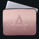 Girly Rosa ros Guld Mongram Ombre Gradient Laptop Fodral<br><div class="desc">Girly Rosa ros Mongram Ombre Gradient Elegant Monogram bärbar dator Fodral. Det här monogrammade fodral kan anpassas så att det omfattar ditt första och första namn.</div>