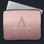 Girly Rosa ros Guld Mongram Ombre Gradient Laptop Fodral<br><div class="desc">Girly Rosa ros Mongram Ombre Gradient Elegant Monogram bärbar dator Fodral. Det här monogrammade fodral kan anpassas så att det omfattar ditt första och första namn.</div>