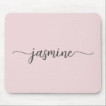 Girly Simple  Rosa Personlig Monogram Namn Musmatta<br><div class="desc">Girly Rosa Simple Minimalist Monogram Namn Namnteckning skriptPersonlig för Anpassningsbar mousserande. Den här designen med ditt första namn i en söt handskriven stil-bytetypning för svan på lätt pastelliserad rosa eller dammig rosa. Dessa är lätta att anpassa. Underbar snyggt feminin gåva till födelsedag, möhippa, mor dag, söt 16 födelsedag och det...</div>