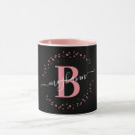 Girly Trendig Rosa Black Namn Monogram Script Kaff Mugg<br><div class="desc">Girly, elegant, trendig, modern, rosa och svart, vit, första namn-manusskript anpassningsbar personlig monogrammad mugg. Med ett inledande mongram och ett gigliskt namn-skript i en handskrift med kalligrafi, byts svan-typsnitt ut och den prickade cirkeln ram runt ditt monogram. Perfekt feminin gåva till flickor, syster, mor, födelsedag, söt 16 födelsedagsfester, möhippa, bröllop...</div>