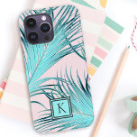 Girly Tropical Island Handflatan Fronts med Monogr<br><div class="desc">Föreställ er att ni befinner er på en tropisk ö med denna anpassningsbar monogrammerade telefonfolie i färskt och trendig tropiska handflatan utanför mönster. Den coola isigens turkosa blått över en rosa-bakgrund gör att den här vackra feminininkonstruktionen blir ännu smidigare. En matchande dubbla ram omger ditt monogram i nedre delen av...</div>
