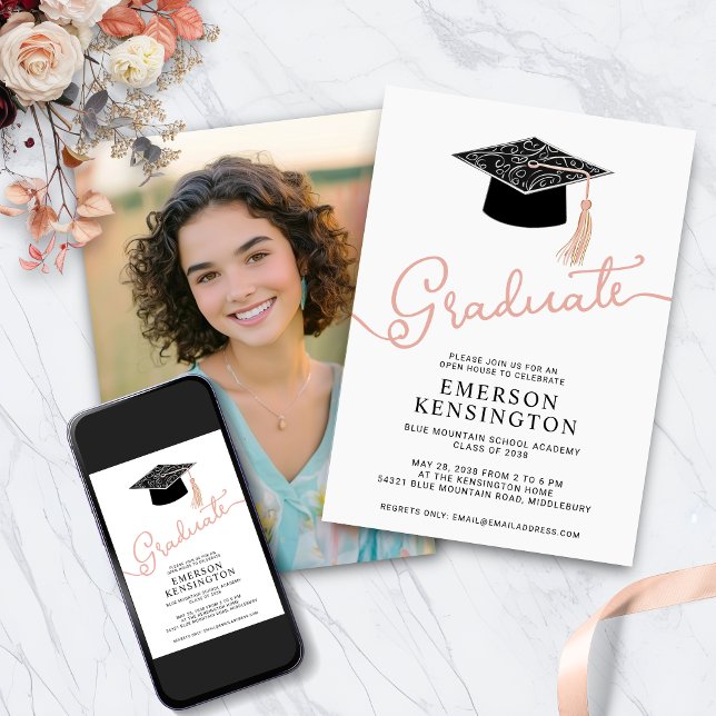 Girly Typography Hand plockade Studenten Photo Inbjudningar (Girly Typography Hand Drawn Graduation Photo Invitation with Digital Download)