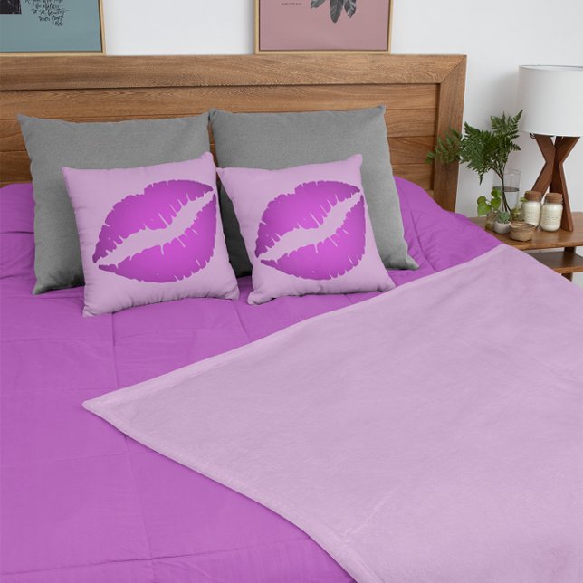 Girly Violet Ombre Läppstift Kyss Kudde (Girly Violet Ombre Lipstick Kiss Throw Pillow)