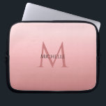GirSnyggt Trendig Ro Guld mallmonogram Laptop Fodral<br><div class="desc">Girly Snyggt Trendig Ro Guld Mallen Monogram Modern Elegant Laptop sleeve / Fodral.</div>