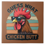 Gissa vad Chicken Butt Funny Retro Tupp Kakelplatta<br><div class="desc">Ta med lite barnyard humor till din dag med den här djärva och snabba designen "Gissa vad, Chicken Butt", som har en coola solglasaktig tupp mot en återsolnedgång. Den vintage-inspirerade paletten i färg och det eländiga estetiska ge är en nedlagd, nostalgisk känsla, perfekt för älskare av det klassiska land humor...</div>