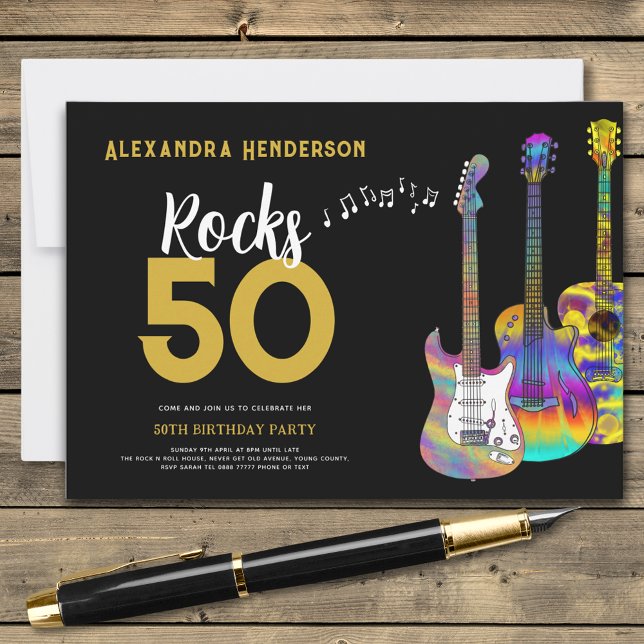 Gitarr 50 rockar 50-årsfest inbjudningar (Rock and roll black and gold 50th birthday party invitation colorful funky guitars custom name rocks)