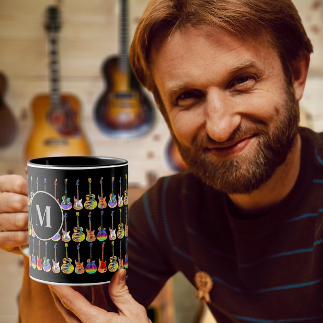 gitarr musiklärare eller elev personlig mugg (Colorful guitar pattern on black custom monogram initial mug)