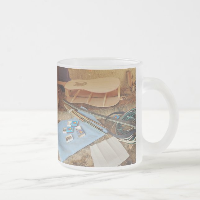 Gitarrdanande i behandling frostad glasmugg (Höger)