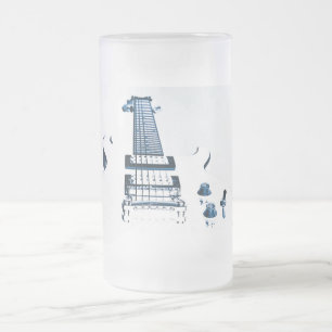 Gitarren avbildar kaffemuggen eller Stein Frostat Ölglas