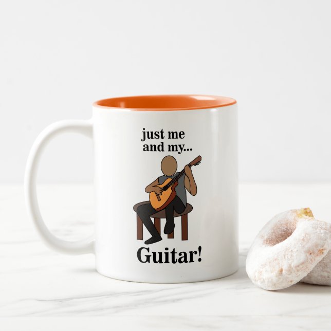 Gitarrist som spelar gitarr  Två-Tonad mugg (Med munk)