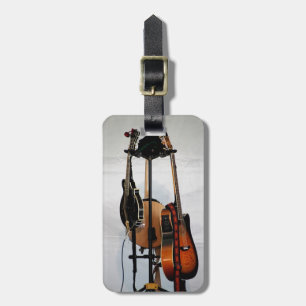 Gitarrmusikalen instrumenterar bagagebricka