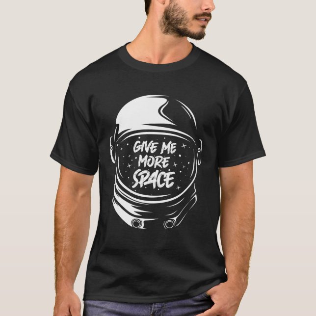 Give Me More Space Lustige Planeten Astronaut T Shirt (Framsida)