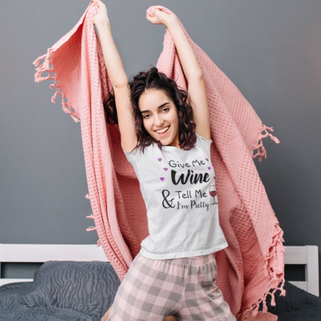 Give Me Wine and Tell Me I'm Pretty Funny T-Shirt (Skapare uppladdad)