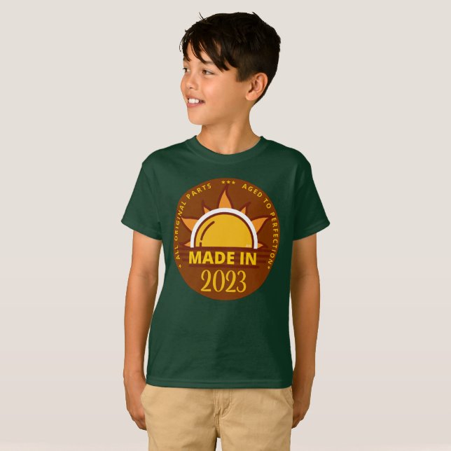 GJORD 2023 Lustigt födelsedagspresent T Shirt (Hel framsida)