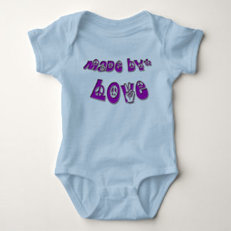 Gjort by* att älska babyen t-shirt