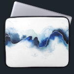 Glace Break Laptop Fodral<br><div class="desc">Glasbrytning III av Grace Popp. Tjock,  pulserande blå linje som görs i djupblå toner mot en begränsad vit bakgrund.</div>