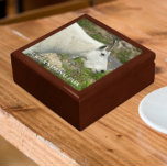 Glacier National Park Mountain Goat Photo Minnesask<br><div class="desc">Förvara trinketter,  smycken och andra små keepsaker i den här presentlådan av trä med keramiskt plattor med en fotobild av en fasad bergsGoat i Glacier National Park i Montana. Markera din presentlåda storlek och färg. Gör en underbar resande souvenir!</div>