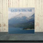 Glacier National Park Photo Kakelplatta<br><div class="desc">Keramisk bricka med en scenbild av St Mary Sjö och bergen Montana i Glacier National Park. Markera din ruta storlek. Gör en underbar resande souvenir-trivet!</div>