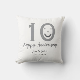 Glad 10-årsjubileum namn datum grå fet emoji kudde