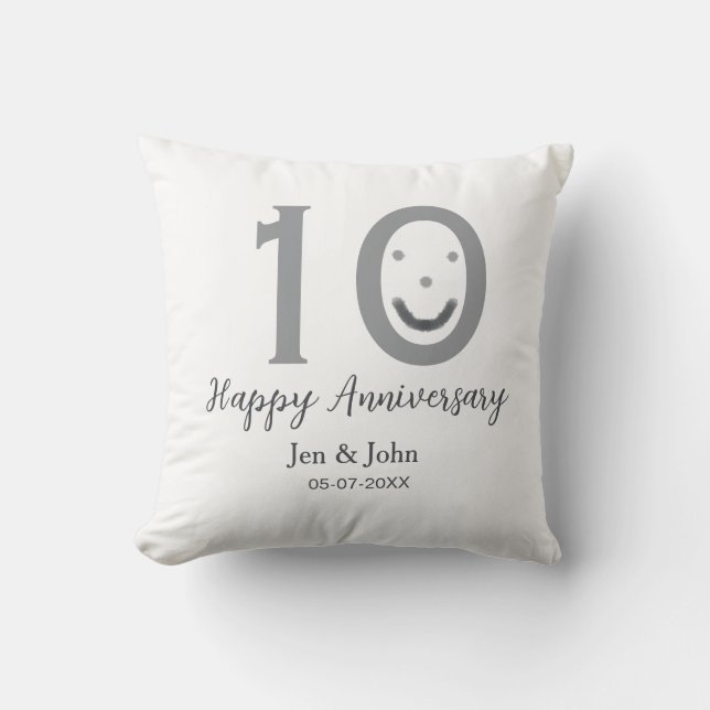 Glad 10-årsjubileum namn datum grå fet emoji kudde (Framsida)