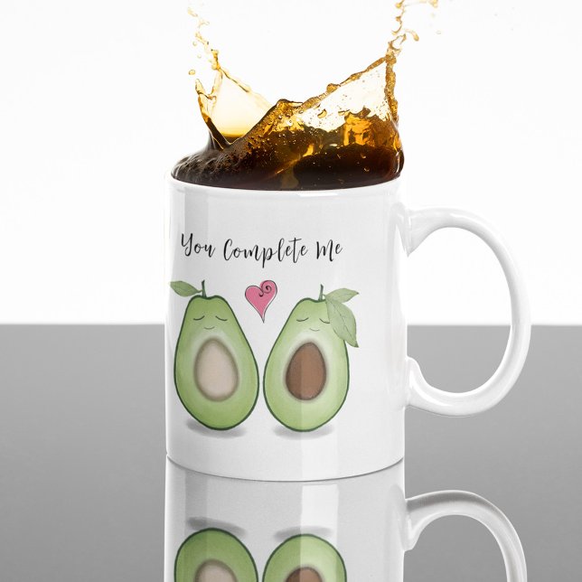Glad Alla hjärtans dag Cute Funny Simple Avocados Kaffemugg (Cute Whimsical Valentine's Day Avocado Mug with "you Complete Me" Wording)