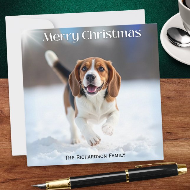 Glad Beagle Hund i Vinter Snö Jul Julkort (A personalized Christmas card, with picture of a beagle dog running through winter snow)