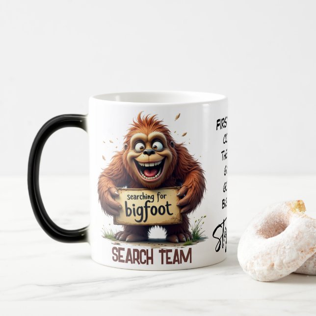 Glad Bigfoot Sasquatch sökgrupp Magisk Mugg (Med munk)