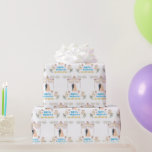 Glad Bröllopspresentpapper – Vit Bröllopspresent Presentpapper<br><div class="desc">"Slinga dina speciella presenter med tidlös elegans med hjälp av detta glada bröllopsinpackningspapper med en ren vit bakgrund och en romantisk bröllopsdesign med en glad brud och brudgum under en elegant bröllopsportal,  omgiven av vackra blommor och festliga tårtor.</div>