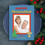 Glad Chrismukkah Träd och Menorah Foto Platt Kort<br><div class="desc">Denna Chrismukkah platta gratulationskort har en nostalgisk känsla. Ditt foto är i centrum i en guldram med röda detaljer. Orden "Glad Chrismukkah" visas längst upp med ett träd och en menorah längst ner. Designen kan anpassas med året och ditt familjenamn. Upphovsrätt Henis House of Paper</div>