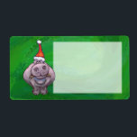 Glad Flodhäst på Grönt Fraktsedel<br><div class="desc">Djurparad Festiv Hippopotamus i en Santa Hatt på Texturerade Gröna Julpresenter och Tillbehör visar vår roliga konst av en söt flodhäst iklädd en röd tomtehatt med en texturerad grön bakgrund målad av vår begåvade barnillustratör, Traci Van Wagoner. På baksidan av många av dessa roliga safari-djurgåvor hittar du också vår fantasifulla...</div>