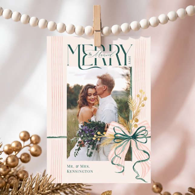 Glad & Gift Bröllopsfotografi med grön slinga julk Julkort (Merry & Married Green Bow Christmas Wedding Photo Holiday Card)