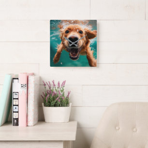 Glad Golden Retriever Simmar Under Vattenytan Fyrkantig Klocka